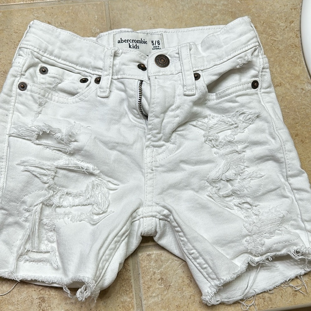 White jean Abercrombie and Fitch ripped shorts